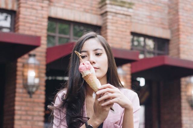 hambre emocional mujer con un helado que come por hambre emocional